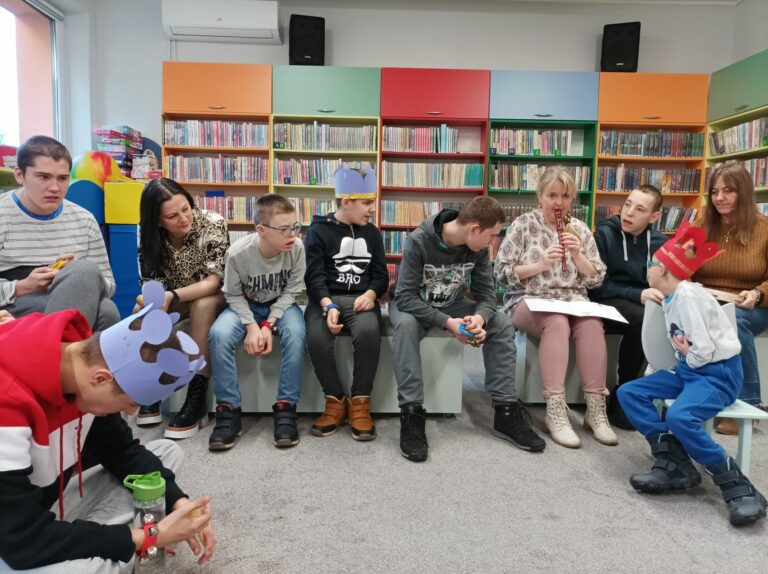 KOLĘDOWANIE Z UCZNIAMI