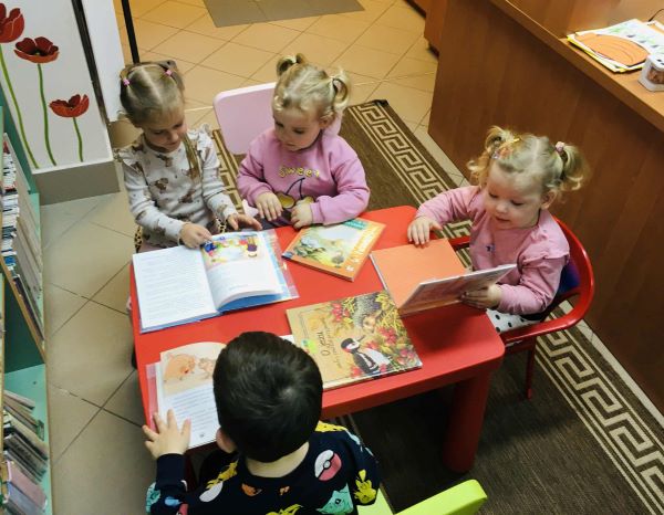 PIERWSZA WIZYTA GRUPY MALUSZKÓW W BIBLIOTECE